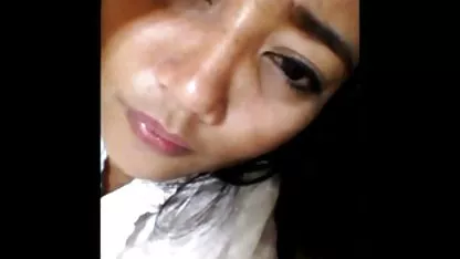 تصویری از یک زن جوان آغشته سوپرایرانی خوشگل با روغن, انگشت,