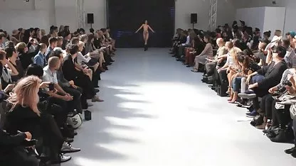 مادر جوان در وسیله ارتعاش و نوسان ، دسته سوپر پسر مادر